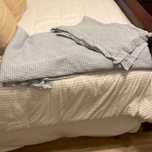 Queen duvet cover and 2 shams